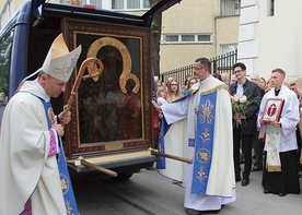 W progach świątyni przy ul. Skaryszewskiej ikonę powitali  bp Marek Solarczyk i proboszcz ks. Tomasz Zaczkiewicz. 