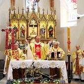 ▲	Ks. Dariusz Kowala przewodniczył jubileuszowej dziękczynnej Eucharystii.