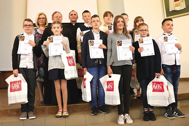 Laureaci z ordynariuszem, Jolantą Strojek i ks. Andrzejem Gozdurem.