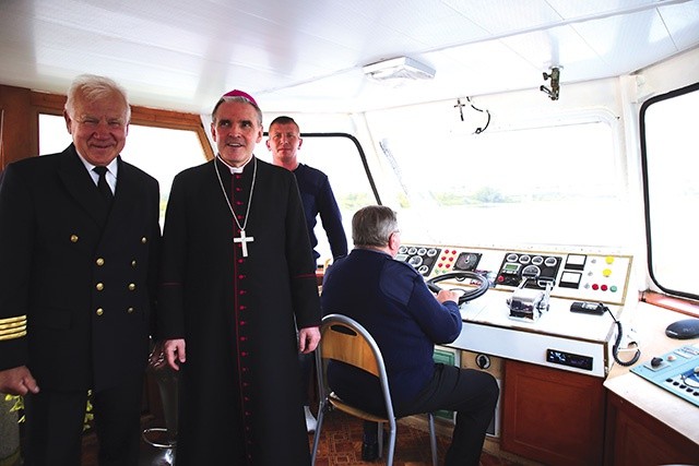 Bp Krzysztof Nitkiewicz i kapitan „Syrenki” Tadeusz Prokop. 