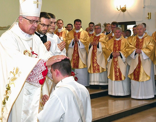 ▲	Nałożenie rąk i modlitwa święceń stanowią najważniejszy moment obrzędu.