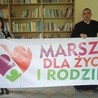 Agnieszka Moś i ks. Tomasz Gorczyński prezentują baner bielskiego Marszu dla Życia i Rodziny
