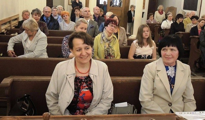 Wolontariusze hospicyjni i ich przyjaciele w cieszyńskim kościele franciszkanów