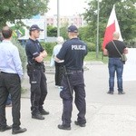 Manifestwowali z różańcami