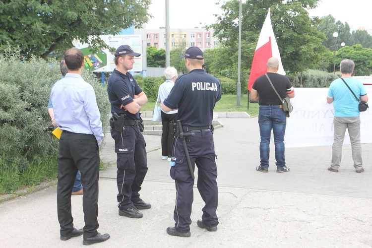 Manifestwowali z różańcami