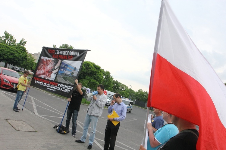 Manifestwowali z różańcami