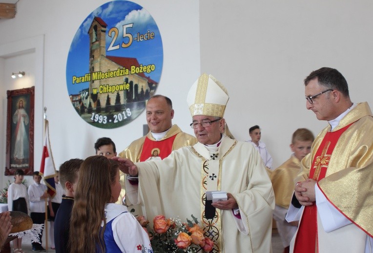 Abp Sławoj Leszek Głódź podziękował parafianom za ich wkład w budowę parafii i świątyni