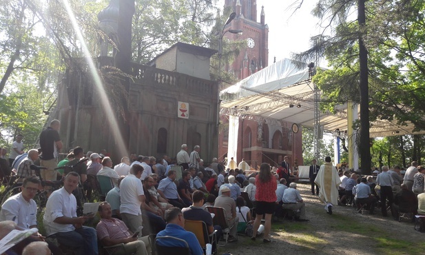 Tysiące pielgrzymów przybywają do Piekar [ZDJĘCIA]