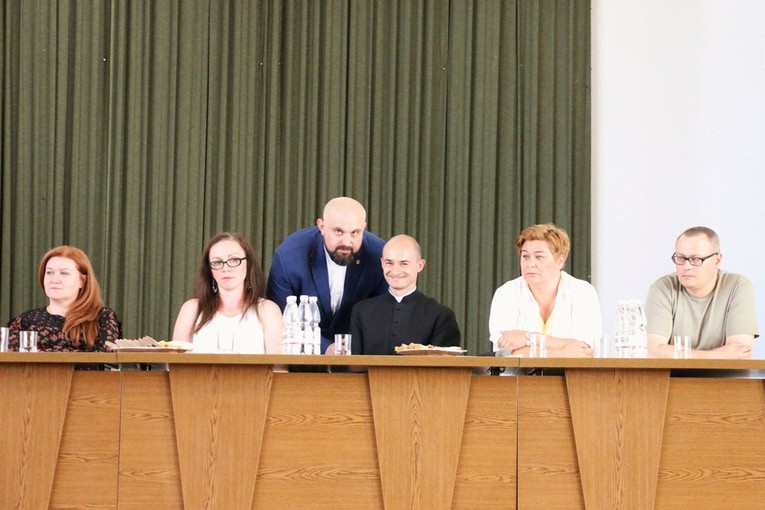 O bezdomności mówili ci, którzy wspierają osoby nią dotknięte. Od lewej: Urszula Wierzbicka, Agnieszka Wójcicka, ks. Damian Drabikowski, ks. Daniel Glibowski, Dagmara Kornacka i Karol Majewski
