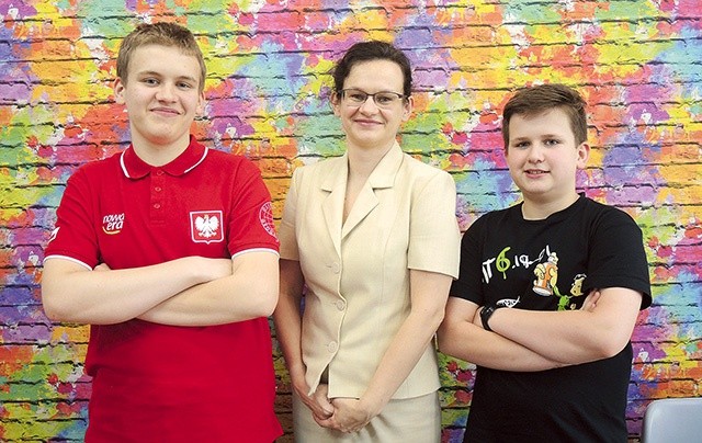 ►	Marta Mol z synami – Szymonem (po lewej), laureatem olimpiady geograficznej, i Tomaszem – laureatem wojewódzkiego konkursu z matematyki.