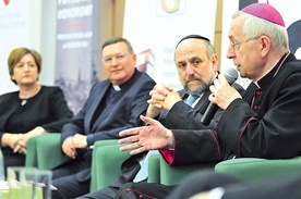 ◄	Od lewej: Małgorzata Nowak-Barcińska,  ks. Mirosław S. Wróbel,  rabin Michael Schudrich,  abp Stanisław Gądecki.