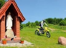 Nad torem w Ogrodnikach czuwa Matka Boża Fatimska.