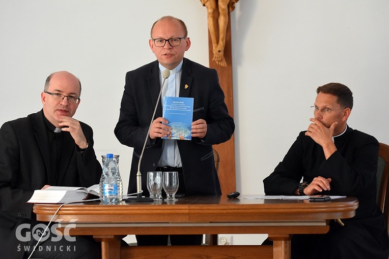 Ksiądz Krzysztof Ora zaprezentował książkę ze szczegółowymi normami dotyczącymi ochrony danych osobowych.