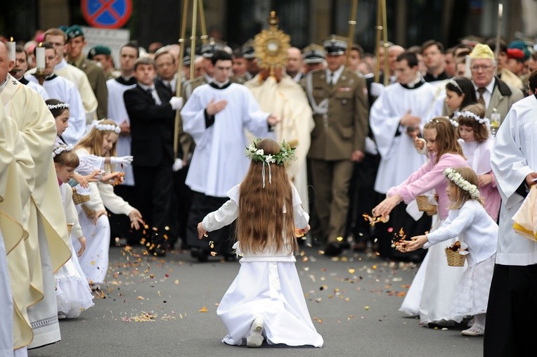 Centralna procesja Bożego Ciała w Warszawie gromadzi co roku kilka tysięcy wiernych