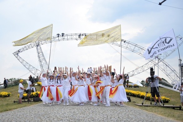 Tysiące młodych ludzi uczestniczy w modlitwie i tańcach na Polach Lednickich