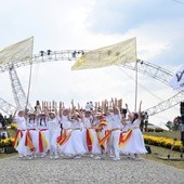 Tysiące młodych ludzi uczestniczy w modlitwie i tańcach na Polach Lednickich