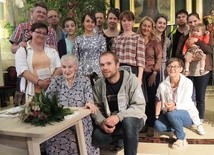 Prof. Wanda Półtawska w Ustroniu. Na zdjęciu: z rodzinami Domowego Kościoła z Wapienicy