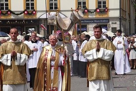 Centralna procesja w uroczystość Najświętszego Ciała i Krwi Chrystusa przeszła z Wawelu na Rynek Główny.