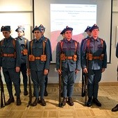 Między wykładami w mundurach armii gen. Hallera wystąpiła Szkolna Grupa Rekonstrukcji Historycznej z VI LO w Radomiu.
