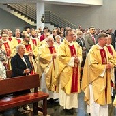 ▲	Msza św. z okazji jubileuszu zgromadziła wielu kapłanów – gości.