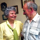 Ewa Jasnosz (75 lat) i Paweł Kiełczewski (78 lat). Stanęli przed ołtarzem kilka lat temu. 