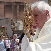 Kardynał mówił (po polsku!) między innymi o XIII-wiecznym cudzie eucharystycznym w pobliżu Orvieto.