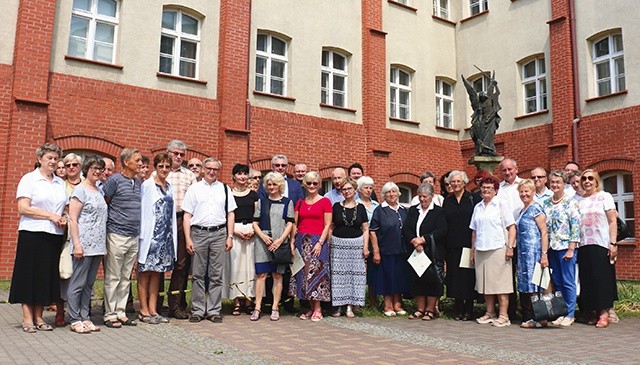 Absolwenci roku 2017/2018 przed budynkiem Wyższego Seminarium Duchownego w Elblągu.