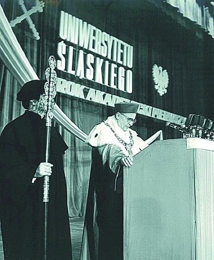 ▲	Przemówienie rektora UŚ prof. Kazimierza Popiołka podczas inauguracji pierwszego roku akademickiego w 1968.