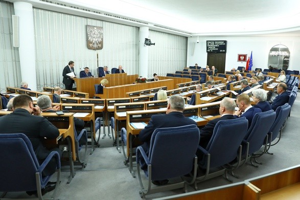 Senat za przepisami obniżającymi uposażenia parlamentarzystów o 20 proc. 