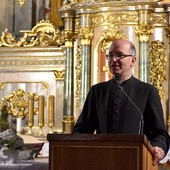 ks. Arkadiusz Chwastyk w czasie prelekcji dotyczącej rozwodników.