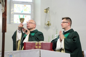 Ks. Adam Domański (po lewej) i ks. Kamil Goc
