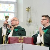 Ks. Adam Domański (po lewej) i ks. Kamil Goc