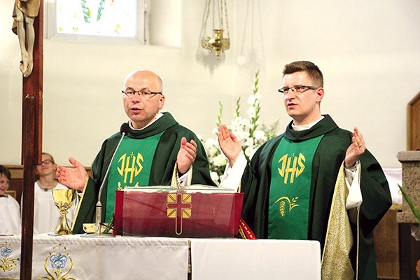 Ks. Adam Domański (po lewej) i ks. Kamil Goc.