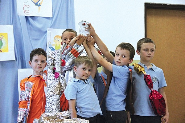 Swoje osiągnięcia zaprezentowały dzieci biorące udział w Ogólnopolskiej Olimpiadzie Kreatywności Destination Imagination.