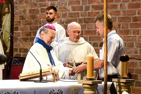 Bp Gerard Kusz i ks. Waldemar Niemczyk, diecezjalny duszpasterz rodzin, odbierają dary ofiarne.