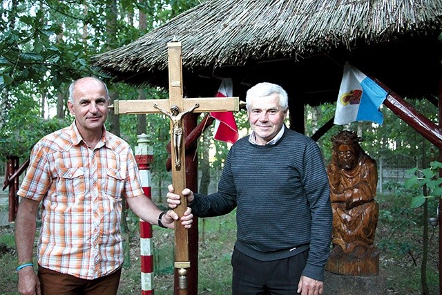 Wędrówce przewodniczy krzyż, wykonany przez Andrzeja Michalskiego. Na zdjęciu  Andrzej Michalski (po prawej) i Ryszard Żychowski.