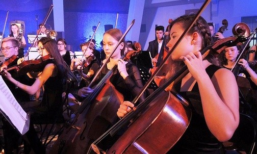 Młodzi muzycy orkiestry symfonicznej bielskiej szkoły muzycznej w Aleksandrowicach