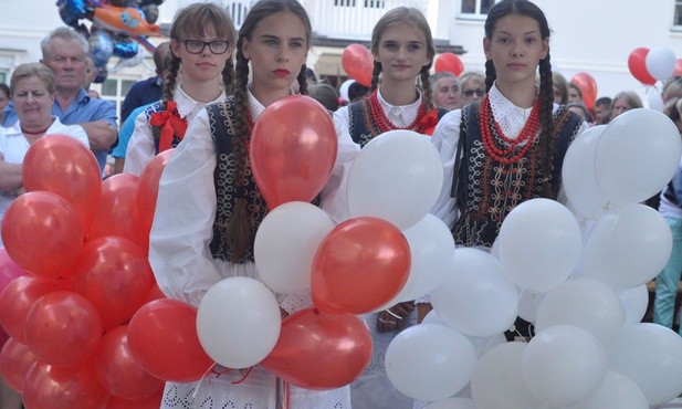 Dziewczęta rozdawały białe i czerwone balony 