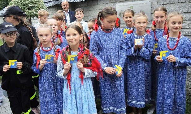 Dzieci z wizerunkami orderowego słoneczka