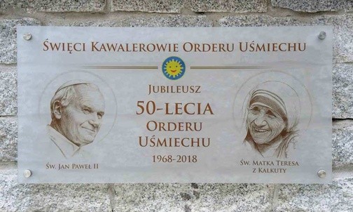 Leśniańska tablica upamiętnia dwoje świętych Kawalerów Orderu Uśmiechu