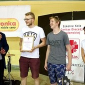 Ks. Damian Drabikowski wręczył dyplom przedstawicielom najlepszego SCK, które działa przy Zespole Szkół Spożywczych i Hotelarskich w Radomiu.