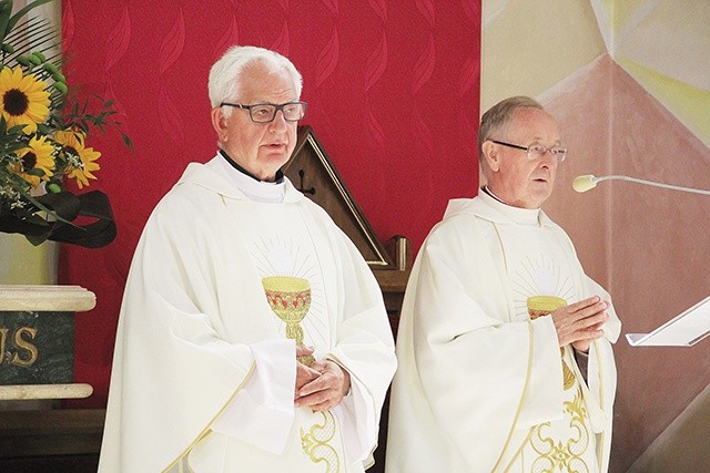 ◄	Złoci jubilaci – ks. Kiliszek (z lewej) i ks. Górecki.