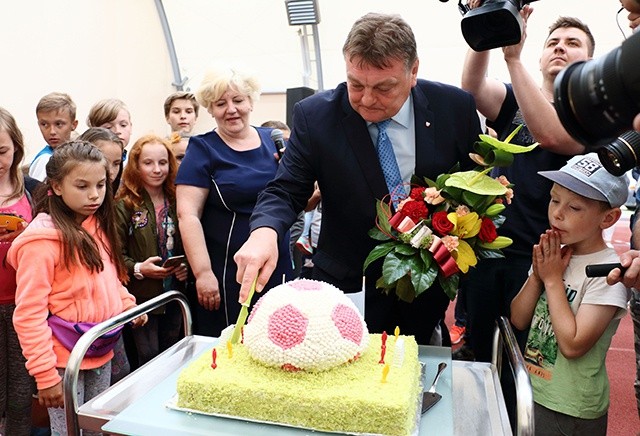 Przygotowany tort pokroił Witold Wróblewski, prezydent Elbląga.