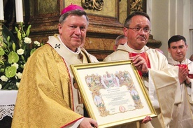 Dyplom przyjęcia do konfraterni abp Józef Kupny otrzymał od generała zakonu paulinów o. Arnolda Chrapkowskiego.