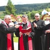 Ksiądz Józef Rosiek (z lewej) mówi, że ciągle pojawiają się wota oraz opisy łask i cudów za wstawiennictwem świętego.