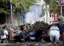 Protesty przeciwko polityce prezydenta Ortegi zazwyczaj kończą się walkami z siłami rządowymi, próbującymi stłumić demonstracje.