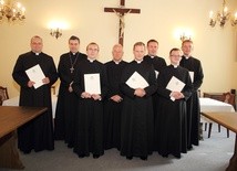 Biskupi łowiccy i neoprezbiterzy