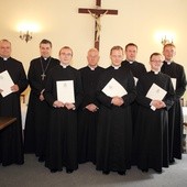 Biskupi łowiccy i neoprezbiterzy
