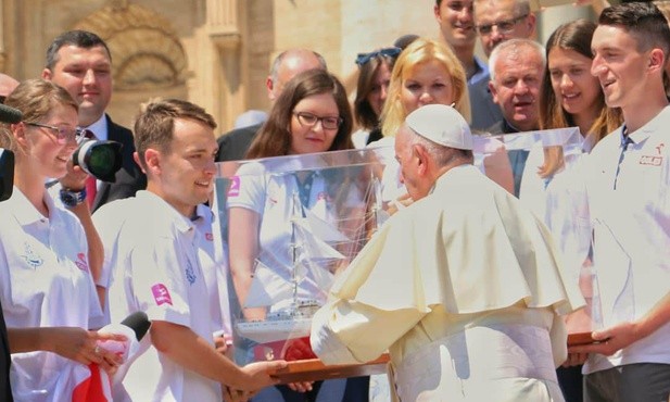 Młodzi wręczają papieżowi model polskiego żaglowca. Dawid stoi z lewej, obok Franciszka