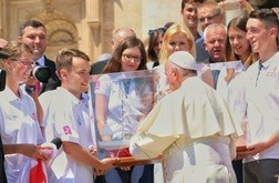 Młodzi wręczają papieżowi model polskiego żaglowca. Dawid stoi z lewej, obok Franciszka